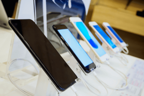 Mobile smartphones in an electronic store